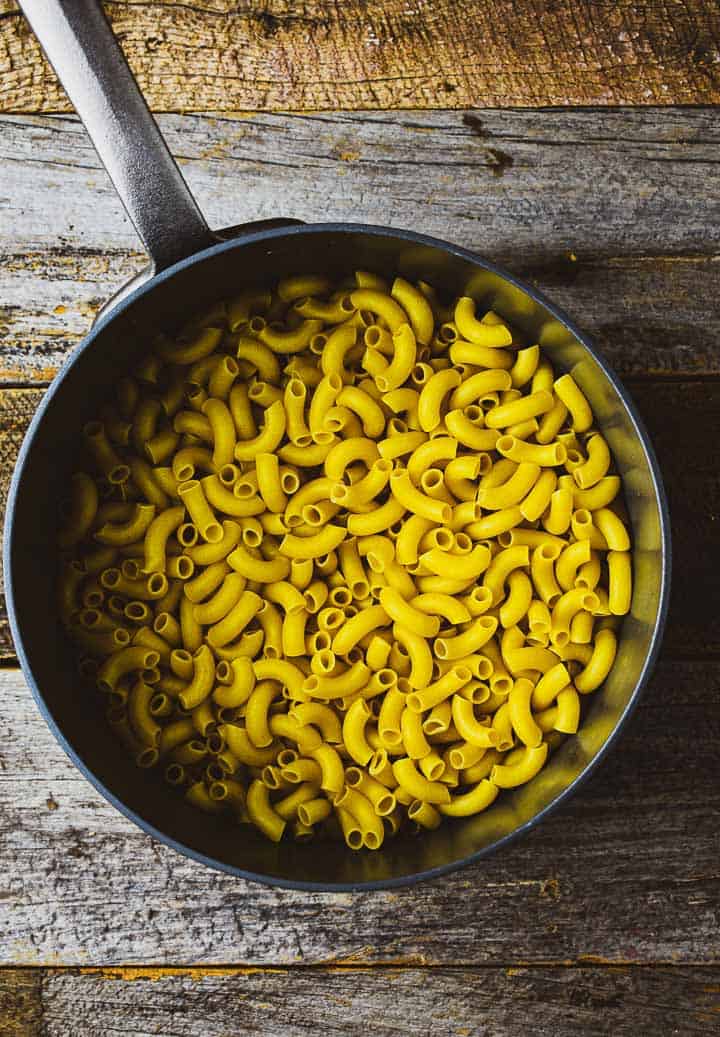macaroni noodles in sauce pan