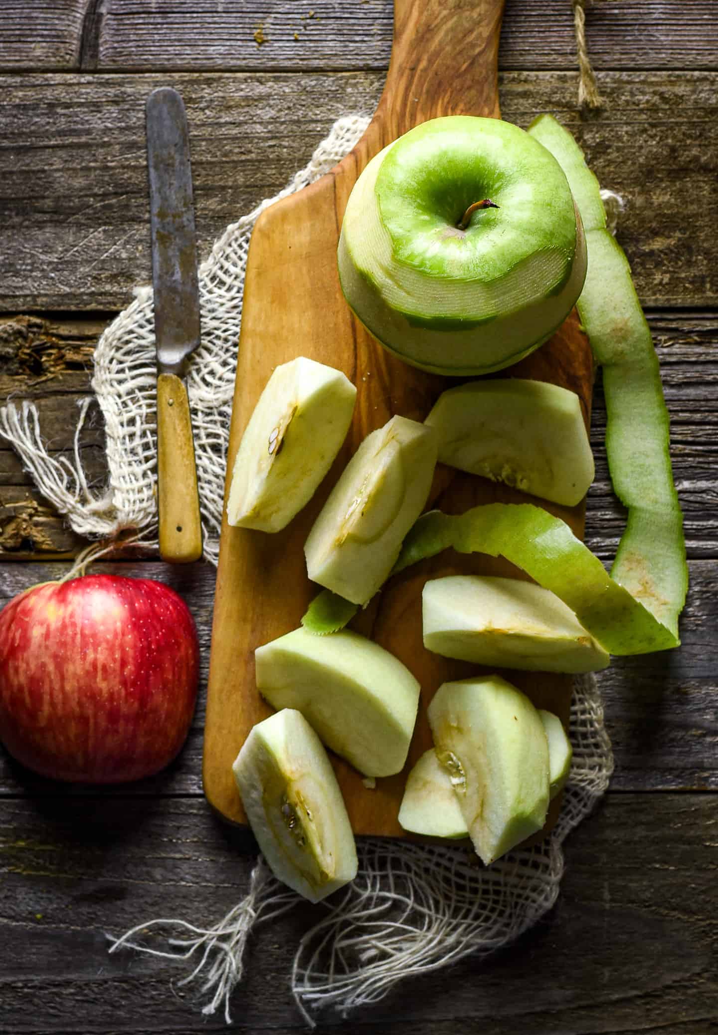 sliced green apple and red apple.